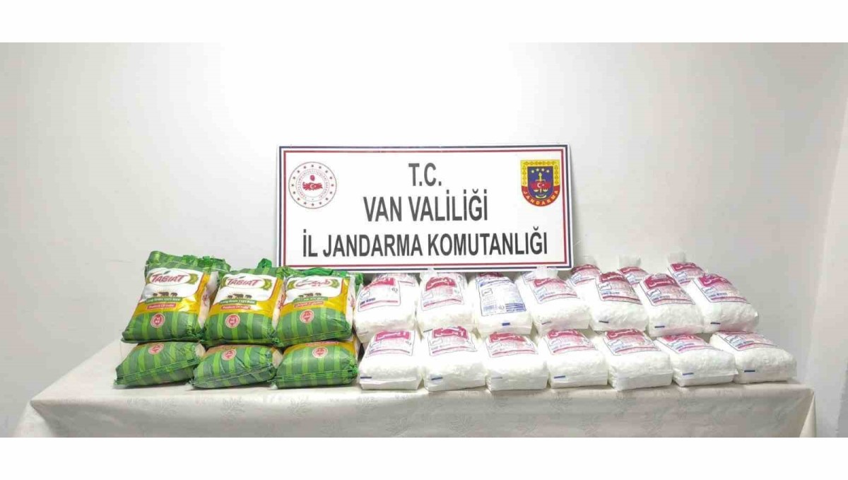Van'da kaçak eşya ve gıda maddesi ele geçirildi