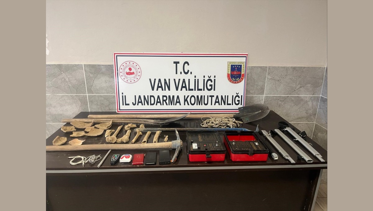 Van'da kaçak kazı yapan 5 kişi yakalandı, kemik parçaları ele geçirildi