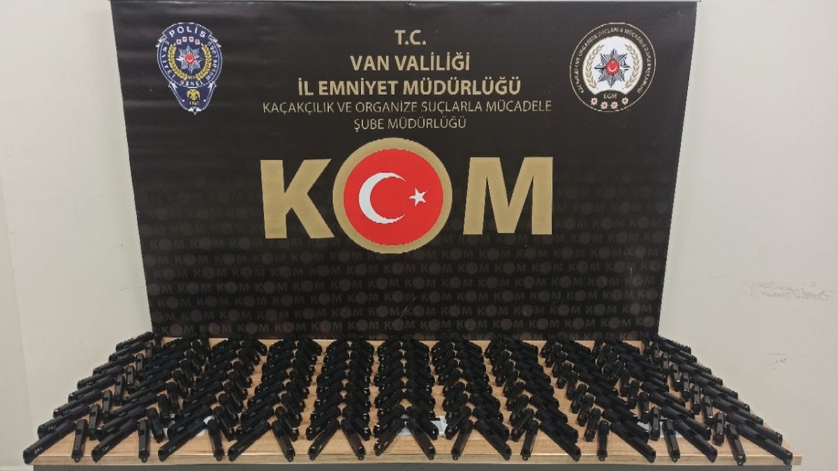 Van'da kaçak sigara, av tüfeği ve tabanca malzemesi ele geçirildi