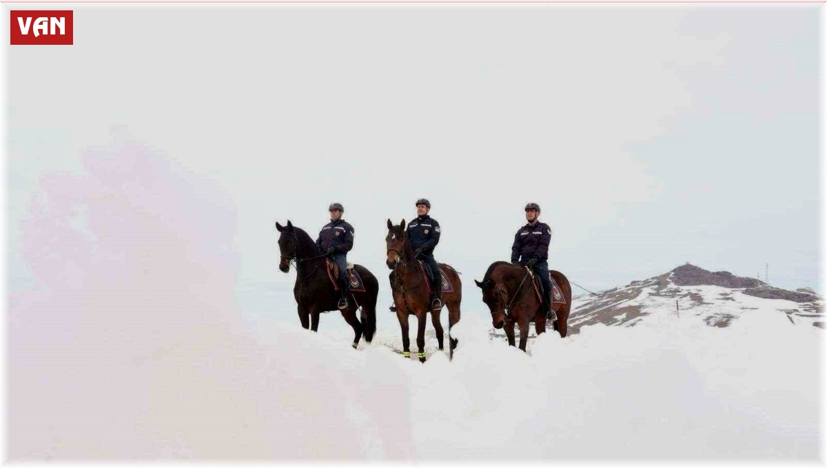 Van'da kaçakçılık faaliyetlerine karşı atlı birlikler görev başında