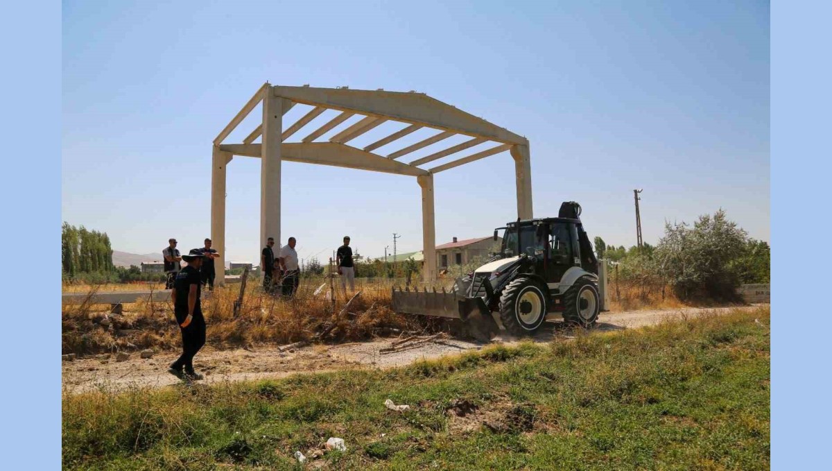 Van'da kamu alanlarını işgal eden yapıları kaldırıyor