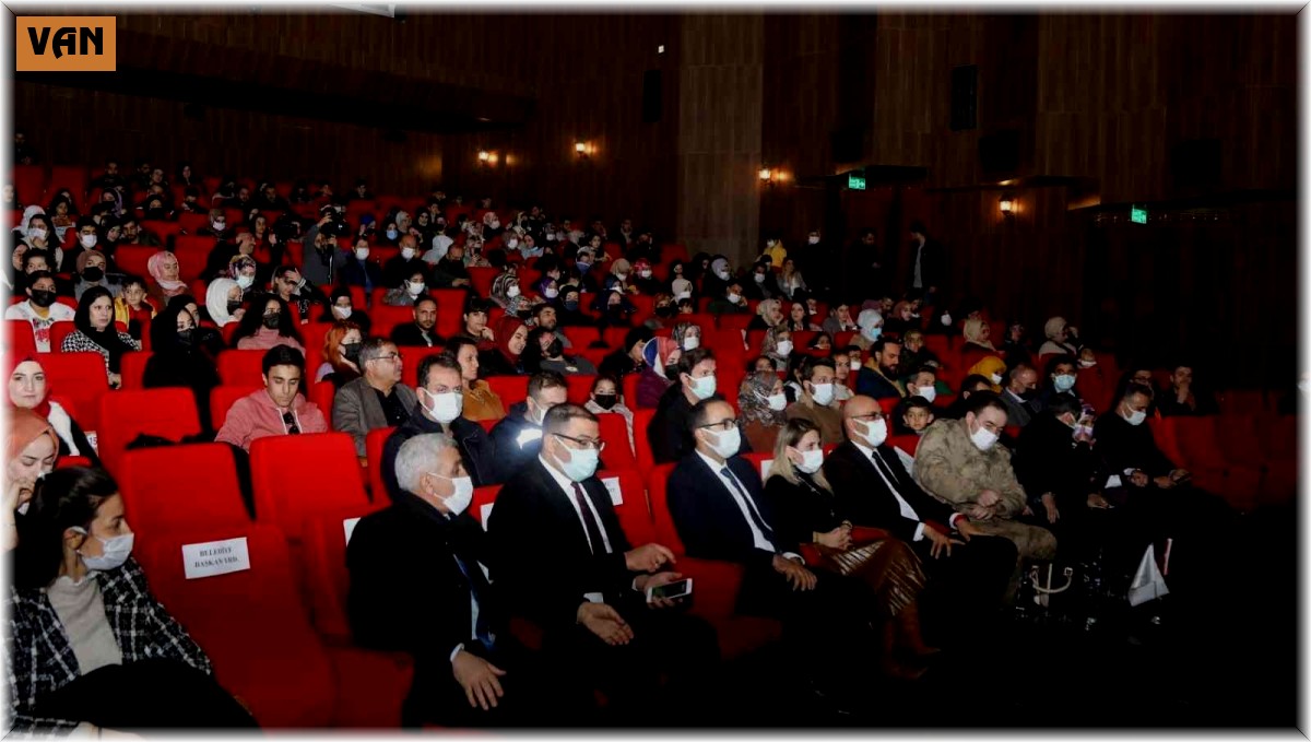 Van'da 'Kamyon' adlı tiyatro oyununa yoğun ilgi