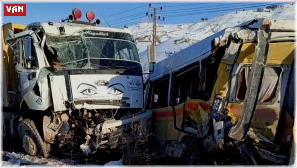 Van'da kamyon ile minibüs çarpıştı: 11 yaralı