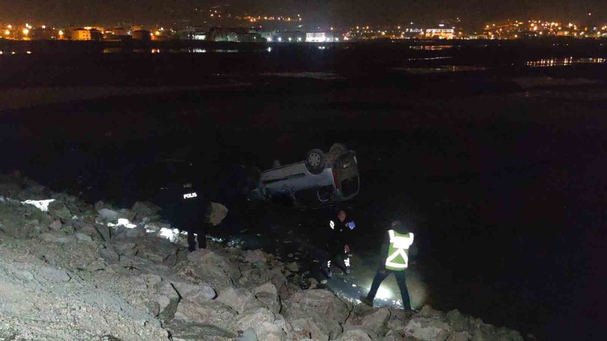 Van'da kamyonet göle uçtu: 2 yaralı