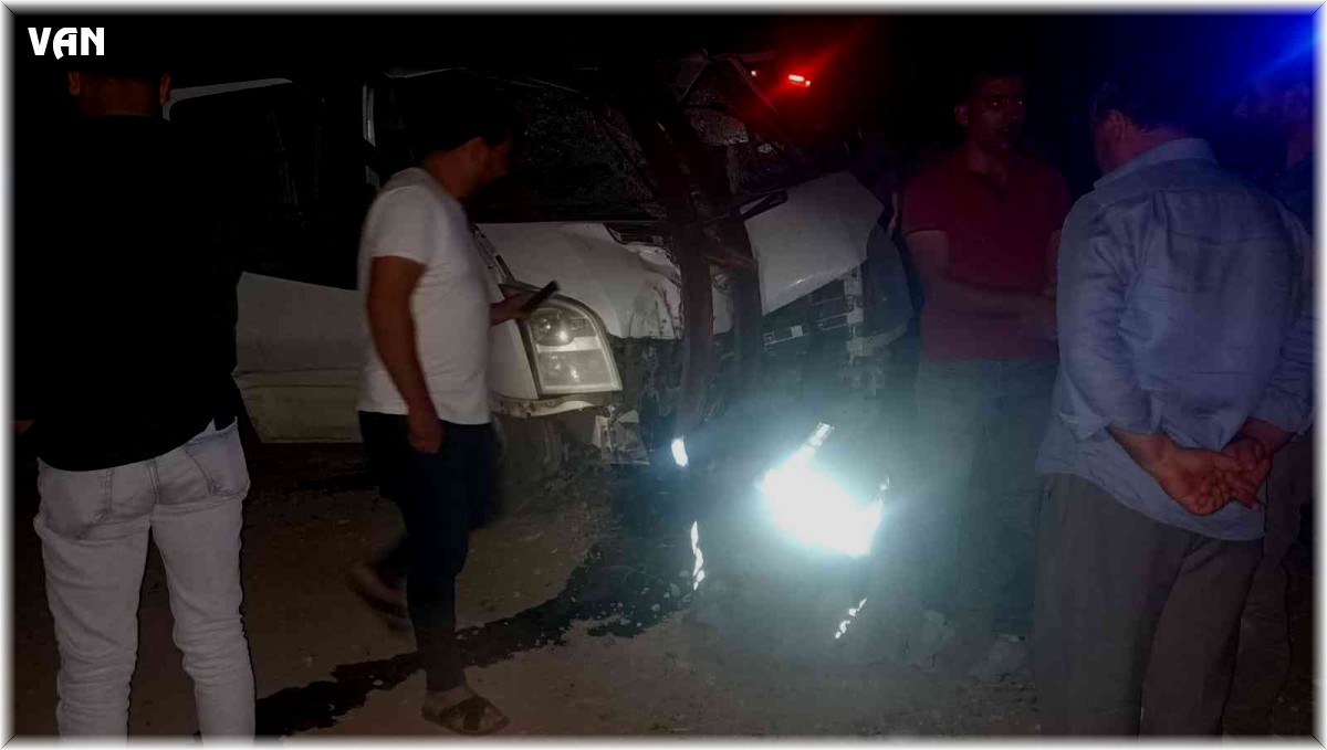 Van'da kamyonet otomobille çarpıştı: 2 yaralı