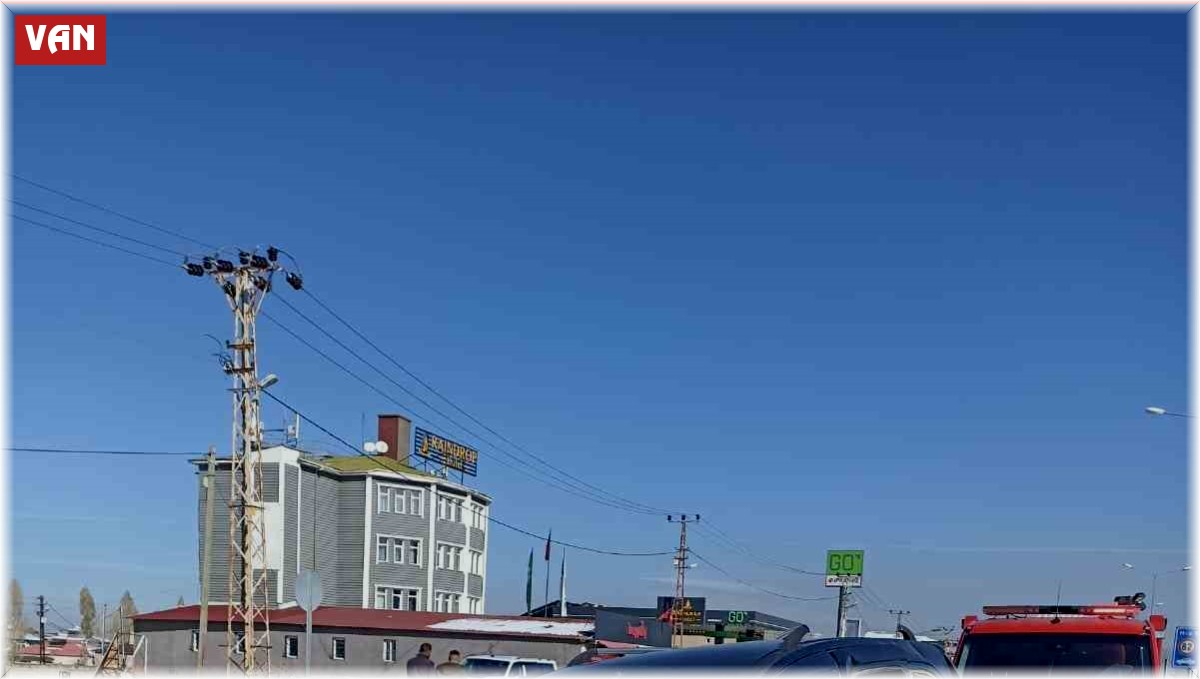 Van'da kamyonetler çarpıştı: 1 yaralı