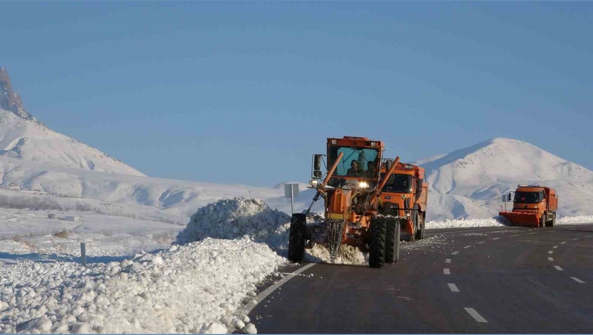 Van'da kar mesaisi: Yol kenarlarında biriken kar kütleleri temizleniyor