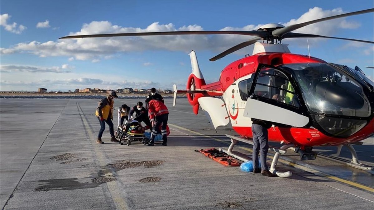 Van'da kar nedeniyle yolu kapalı mezradaki hastaya ambulans helikopterle ulaşıldı