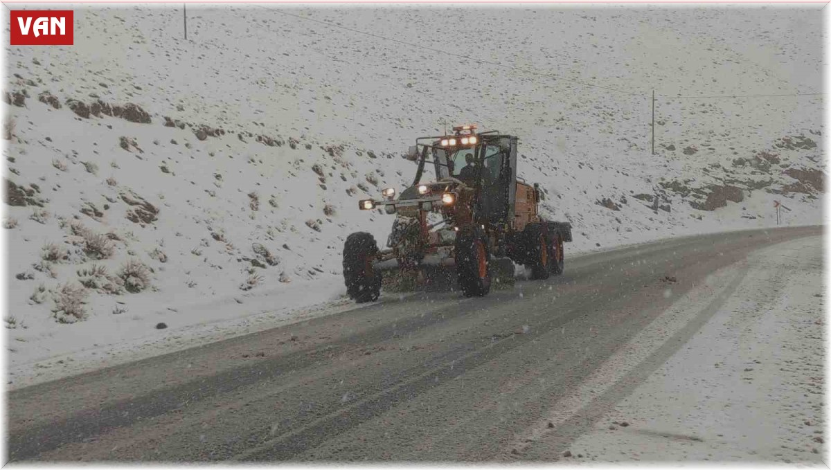 Van'da kar yağışı 2 bin 730 rakımlı Güzeldere Geçidi'nde trafiği olumsuz etkiliyor