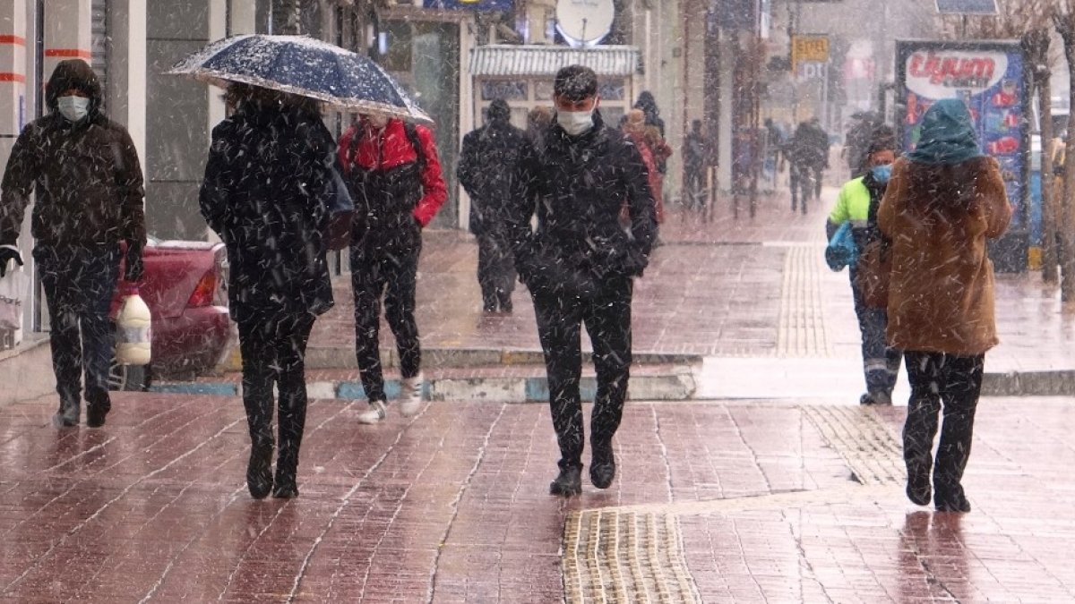 Van'da kar yağışı etkili oluyor