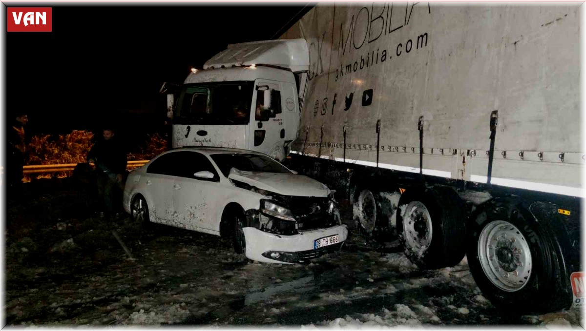 Van'da kar yağışı kazayı beraberinde getirdi