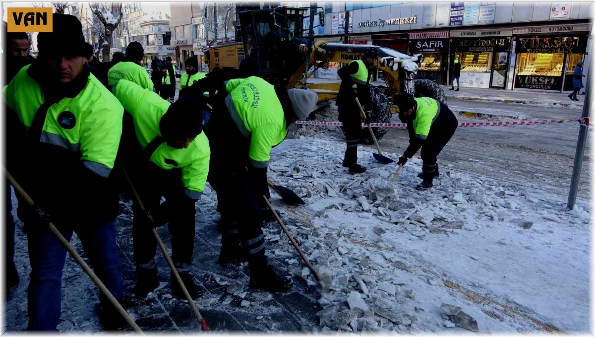 Van'da kar yağışı sonrası ekiplerin yoğun mesaisi