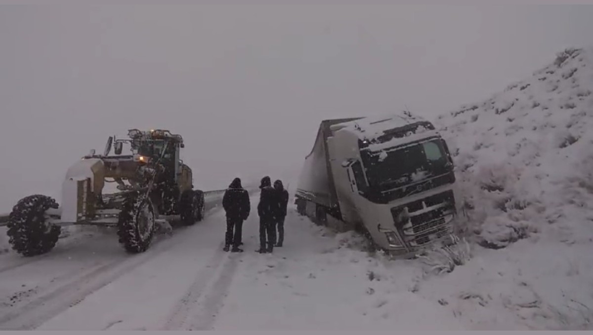 Van'da kar yağışı trafik kazalarına neden oldu, yol saatlerce ulaşıma kapandı