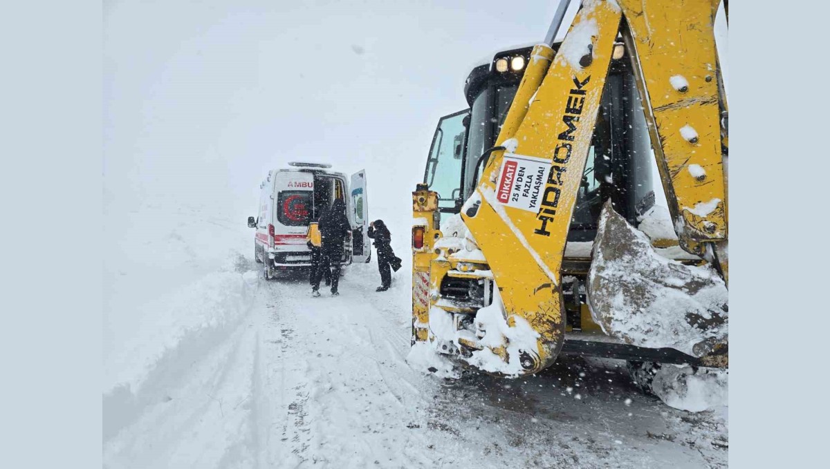 Van'da kar yağışı ulaşımı aksattı: Sağlık ve belediye ekipleri alarma geçti