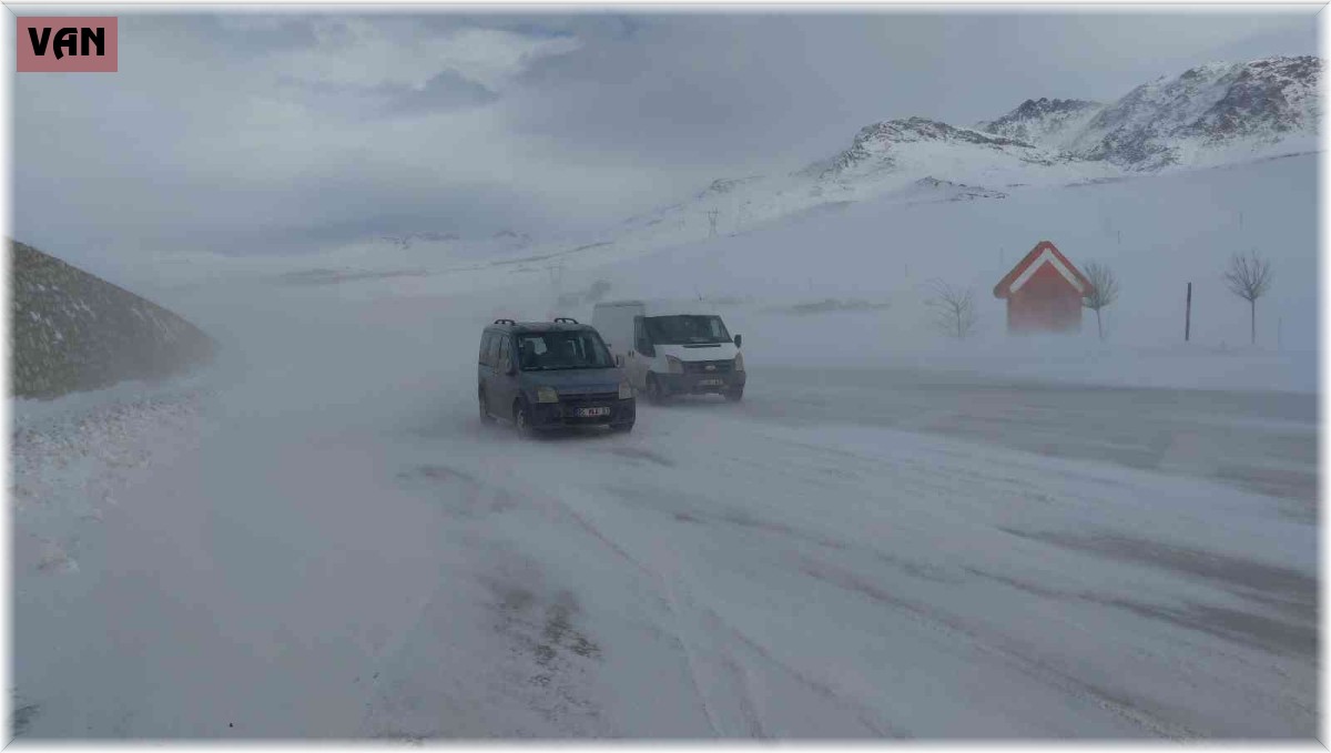 Van'da kar yağışı ve tipi Kurubaş Geçidi'nde etkili oluyor