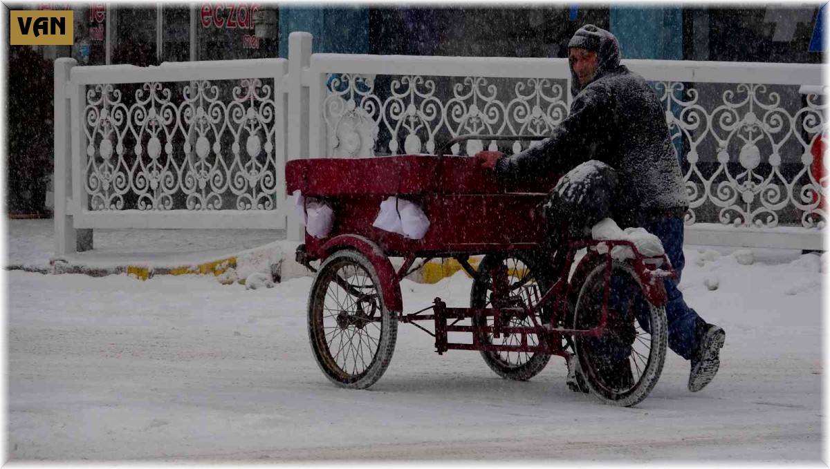 Van'da kar yağışıyla bin 18 yerleşim yerine ulaşılmıyor