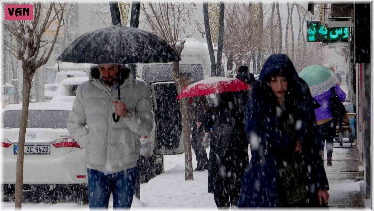 Van'da kardan 318 yerleşim yerinin yolu ulaşıma kapandı