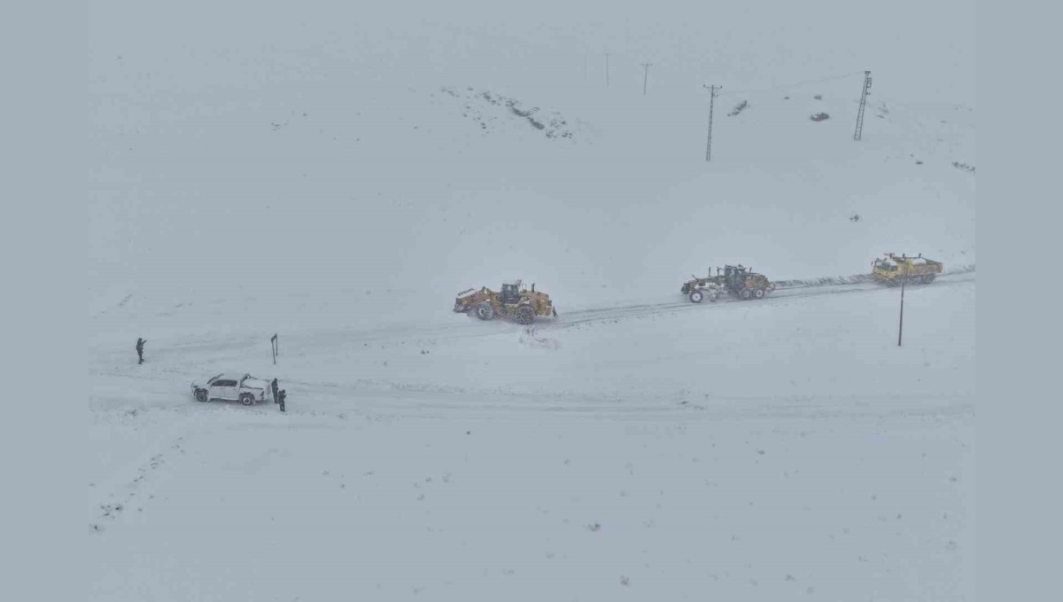 Van'da kardan dolayı kapanan 569 yolun 506'sı açıldı