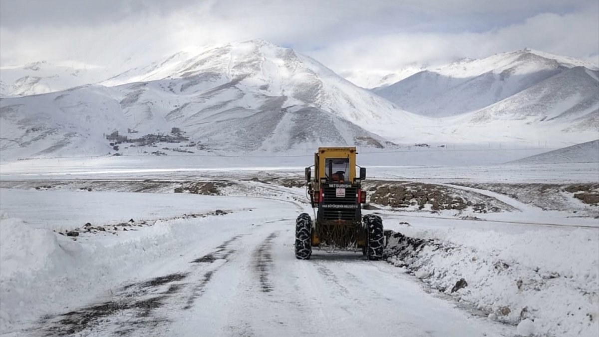 Van'da kardan kapanan 61 yerleşim yerinin yolu ulaşıma açıldı