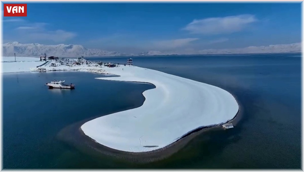 Van'da karla beyaza bürünen Erçek Gölü sahilinden mest eden görüntüler