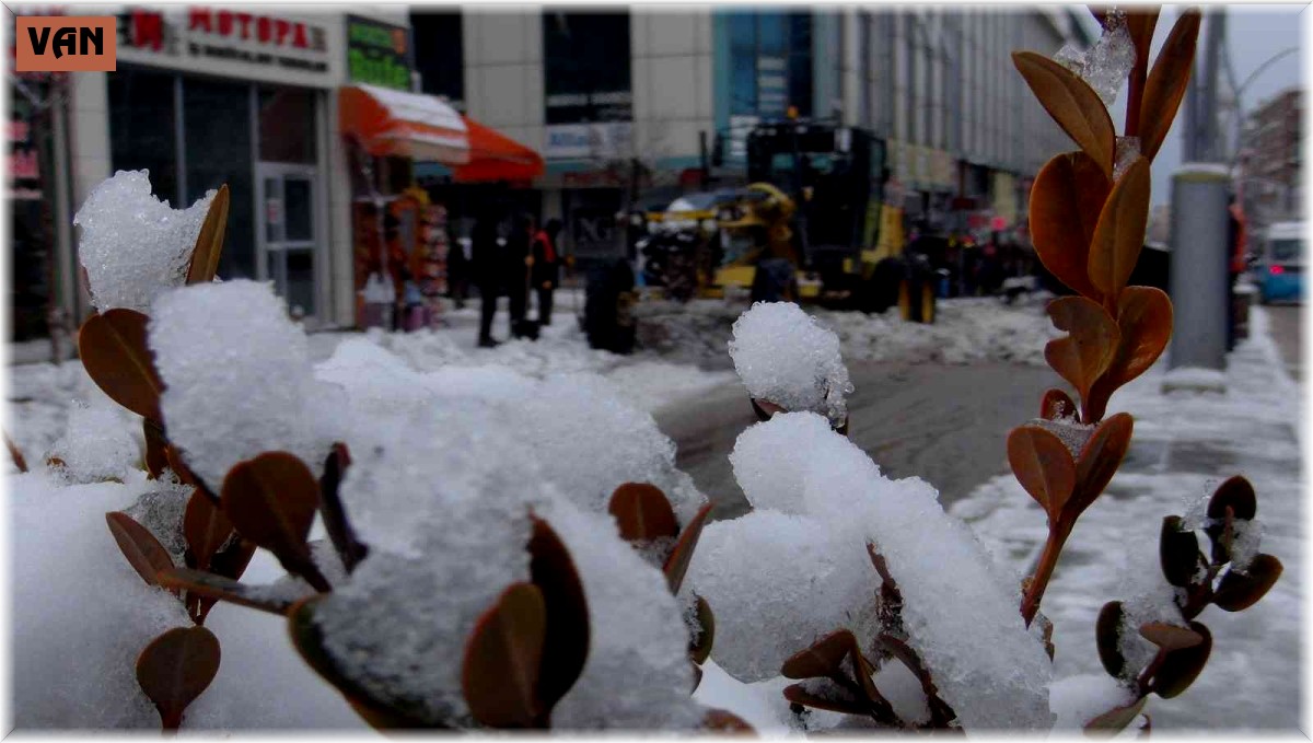 Van'da karla mücadele çalışması devam ediyor