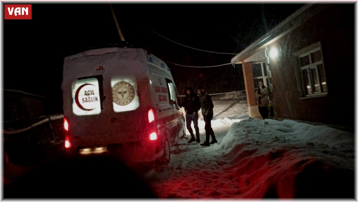 Van'da karlı yollar açılarak hastalara ulaşıldı