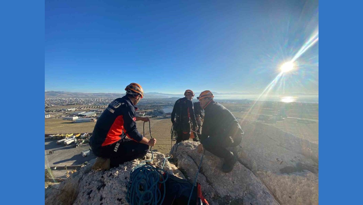 Van'da kayalıklarda mahsur kalan şahıs kurtarıldı