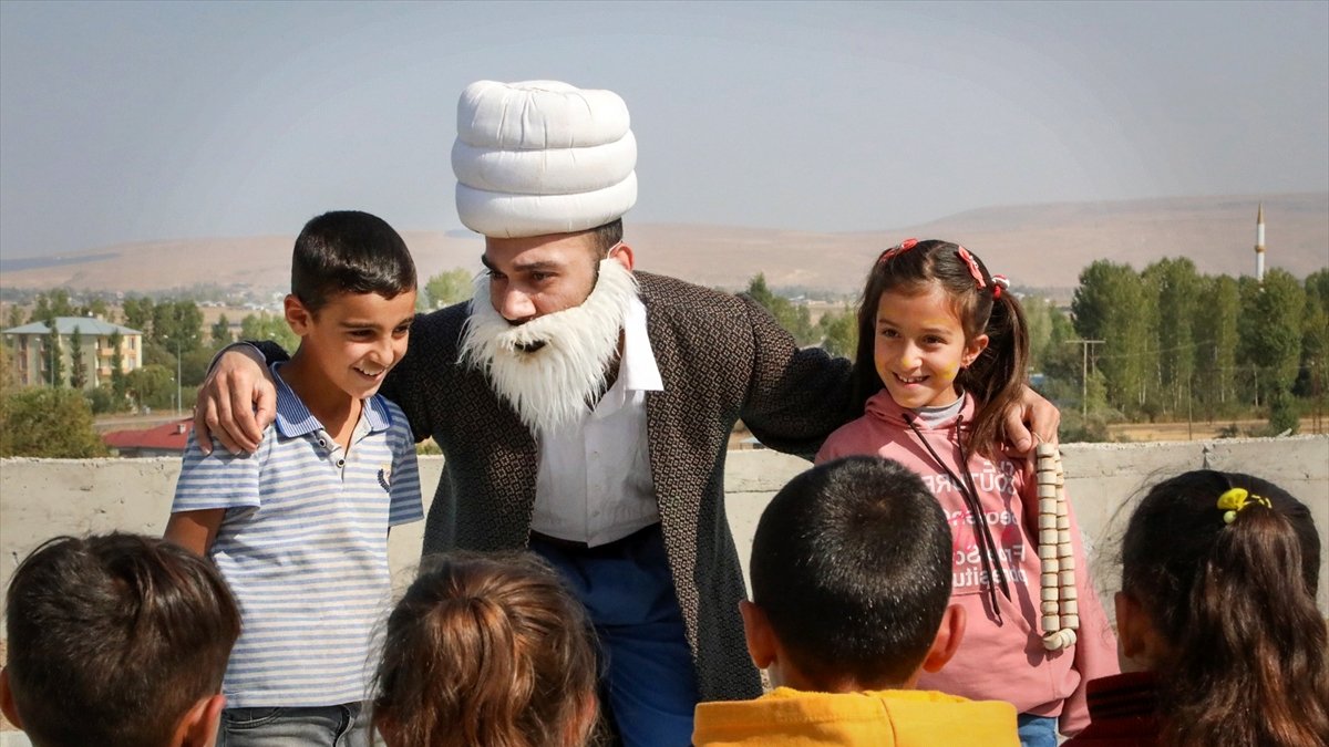Van'da kırsal okullardaki öğrenciler tiyatroyla buluşturuluyor