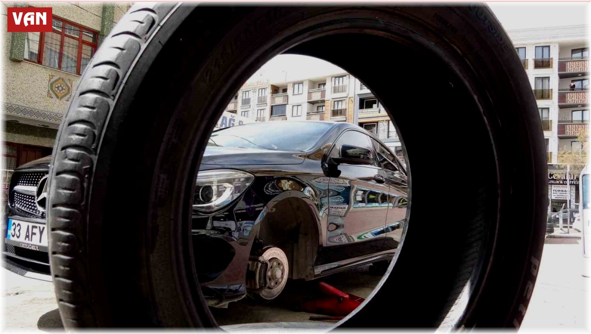Van'da kış lastiği değiştirme yoğunluğu geç başladı