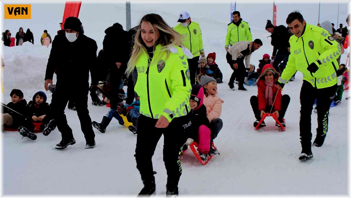 Van'da 'Kızakla Kayma Festivali' renkli görüntülere sahne oldu