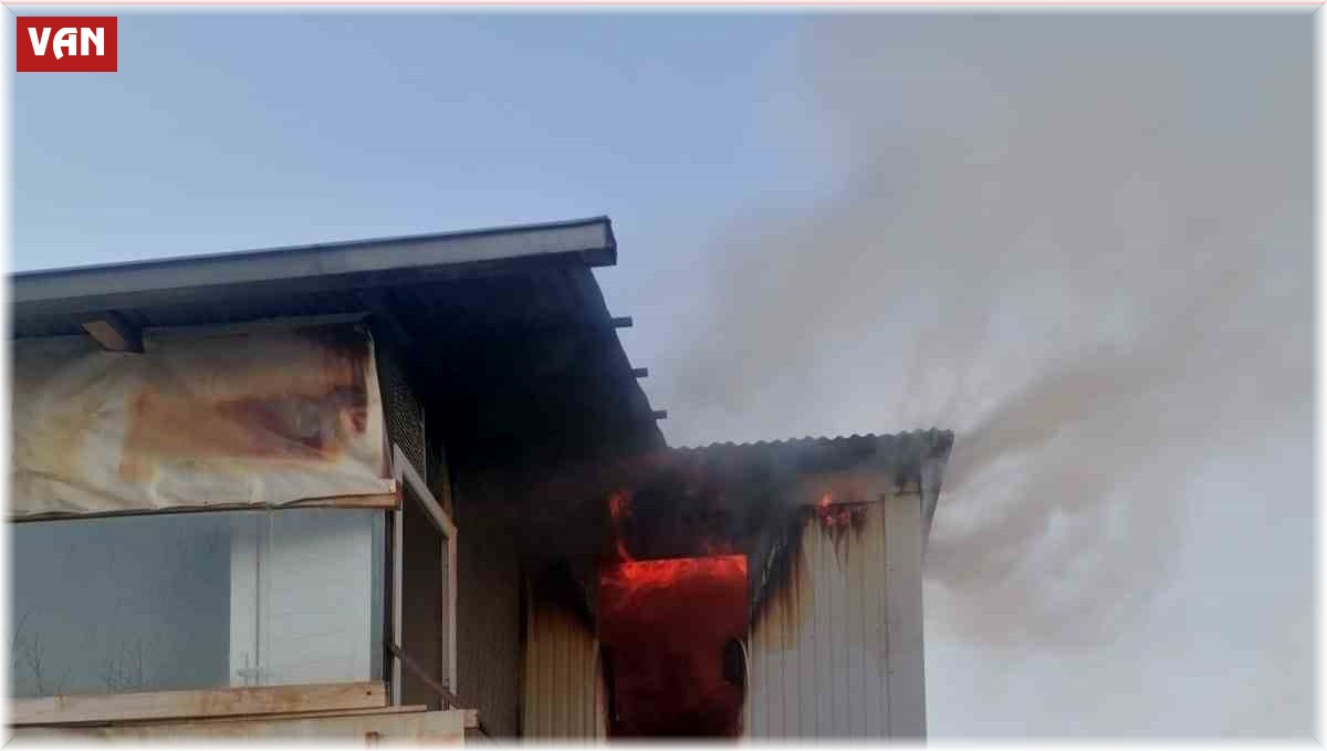 Van'da konteyner yangını