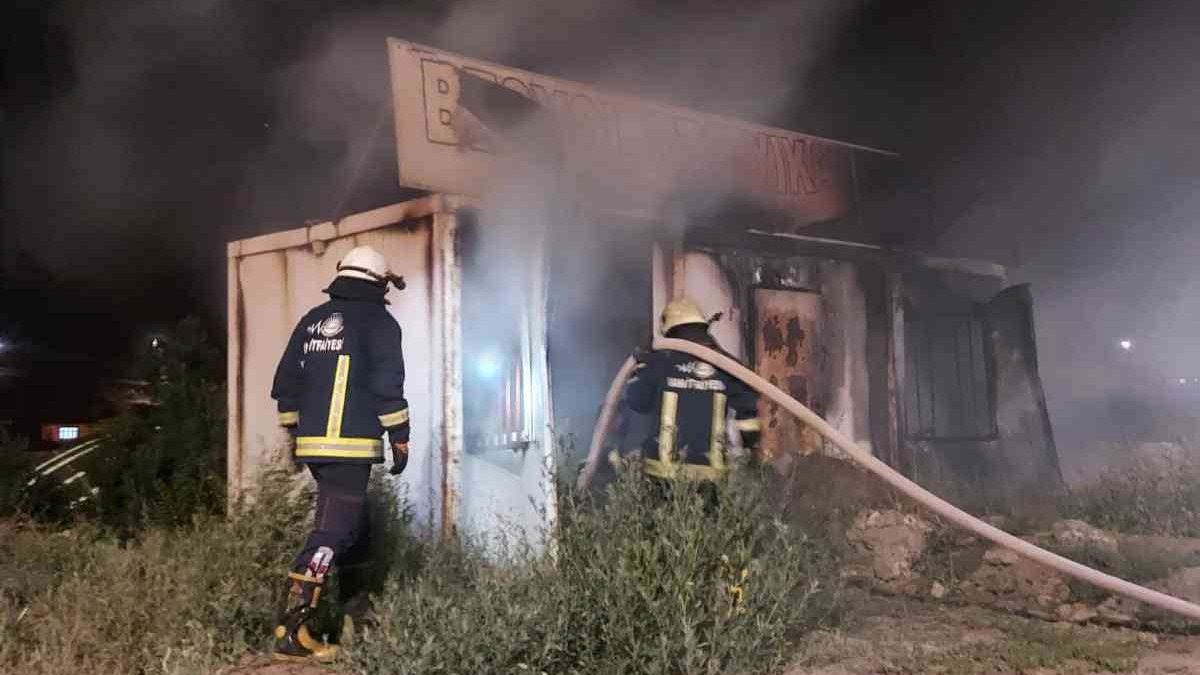 Van'da konteyner yangını