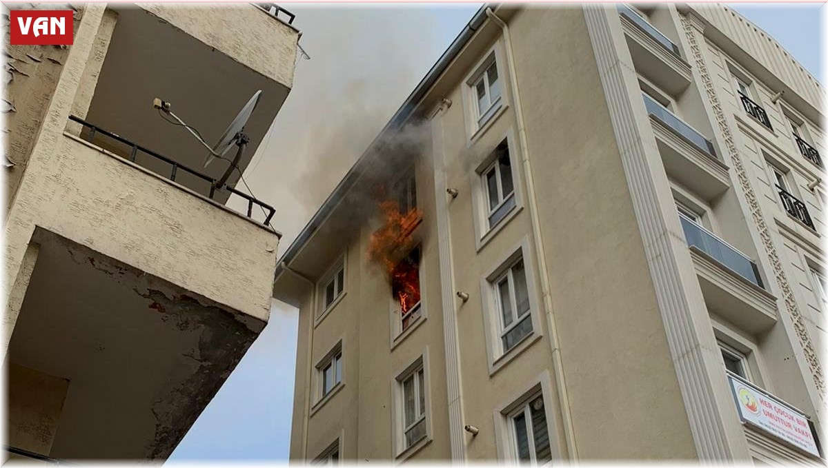 Van'da korkutan ev yangını