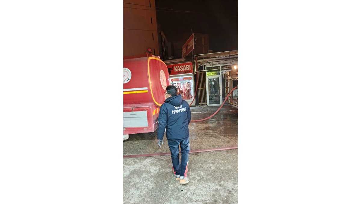 Van'da korkutan yangın: 5 iş yeri zarar gördü