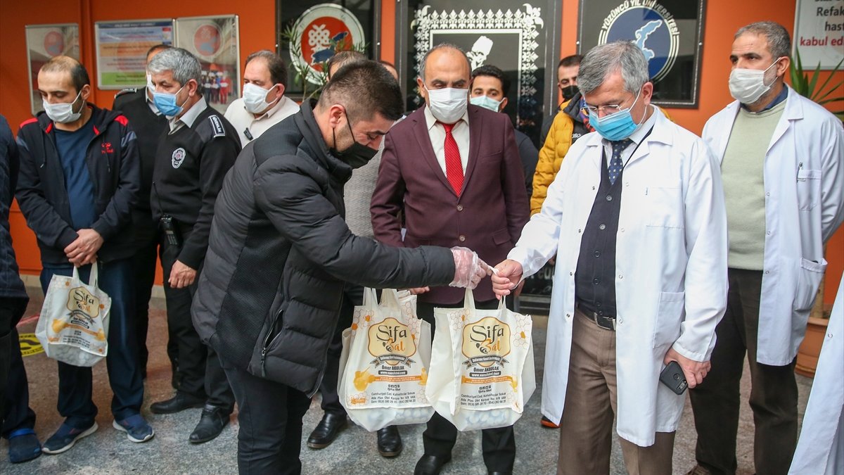 Van'da Kovid-19 savaşçılarına "ballı" destek