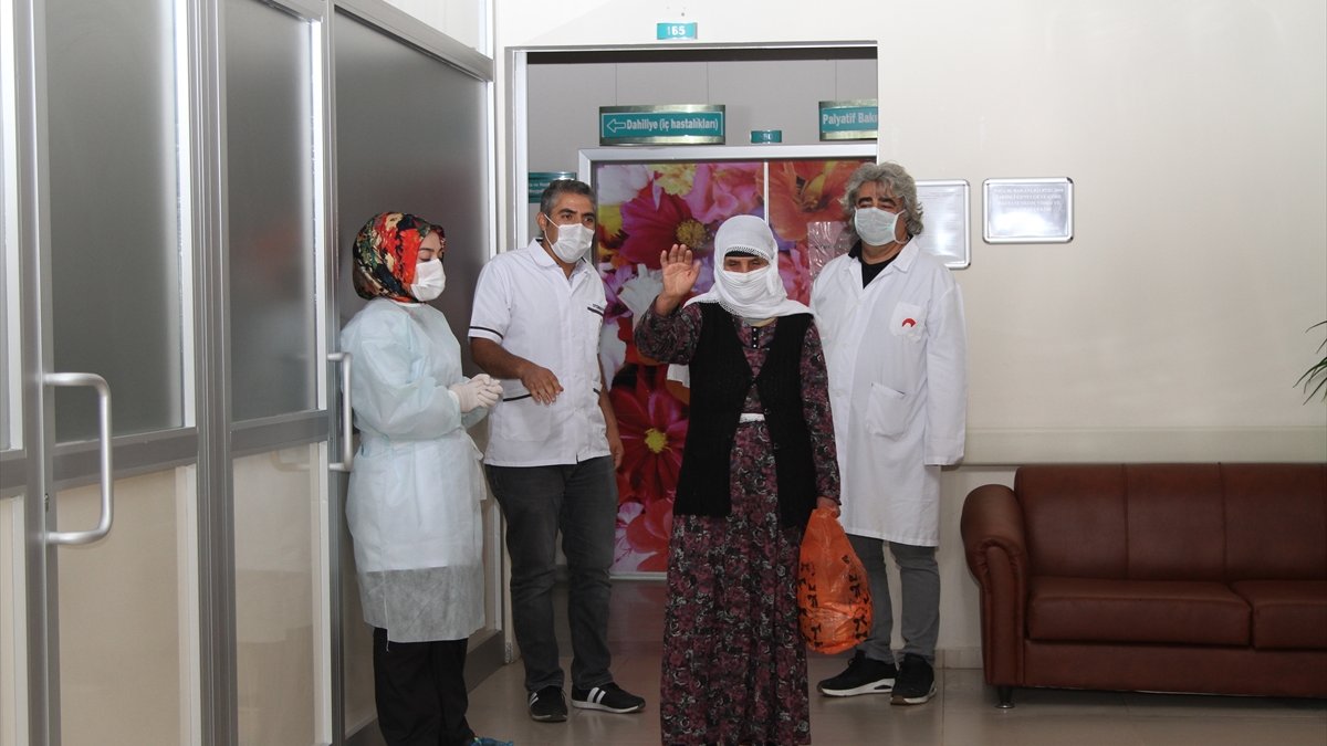 Van'da Kovid-19'u yenen hastalardan sağlık çalışanlarına teşekkür ziyareti