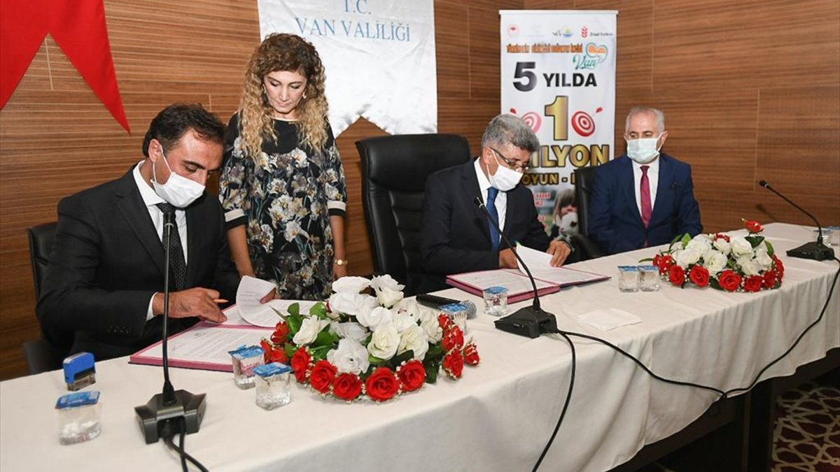 Van'da "Köyümde Yaşamak İçin Bir Sürü Nedenim Var" projesinin protokolü imzalandı