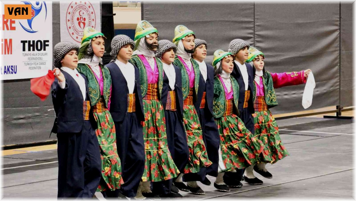 Van'da 'Kulüpler Arası Halkoyunları Yarışması' sona erdi
