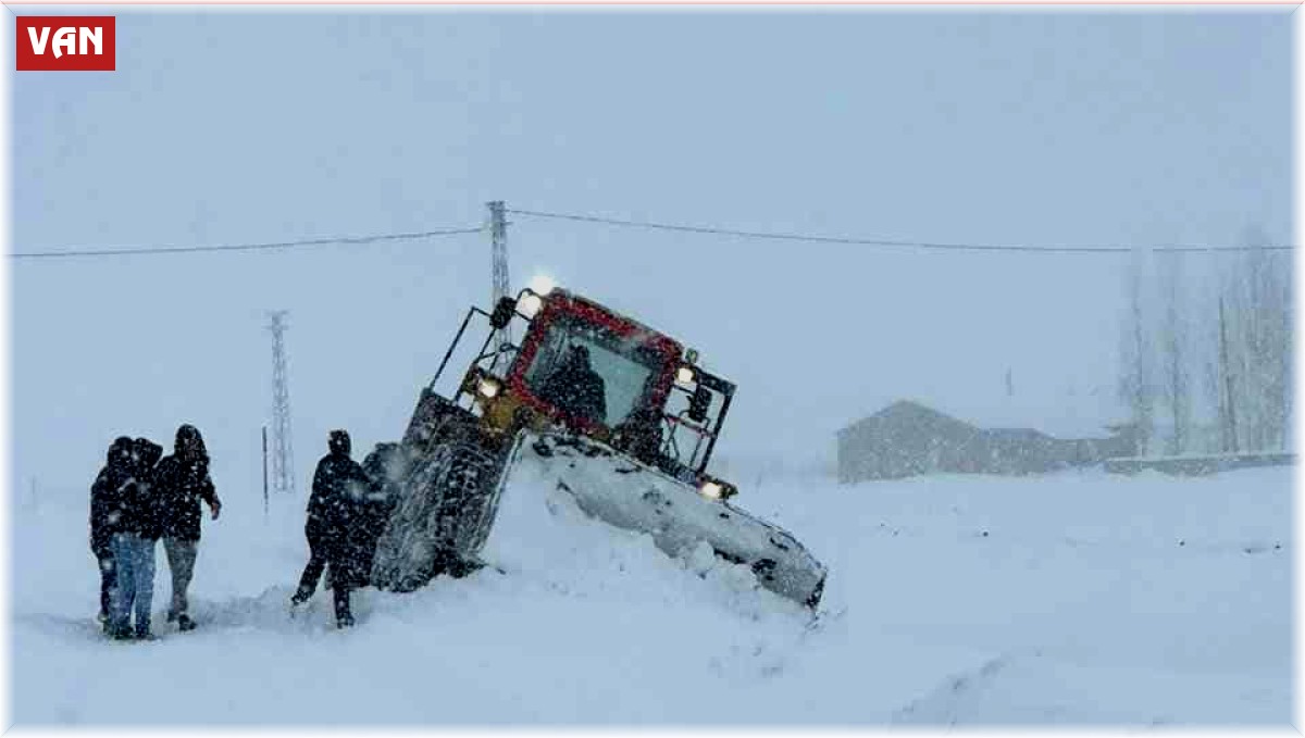 Van'da kurtarma çalışması sırasında iş makinesi kara saplandı