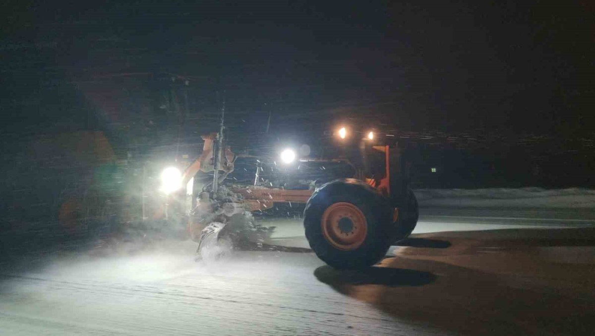 Van'da Kurubaş Geçidi'nde kar ve tipi ulaşımı olumsuz etkiliyor