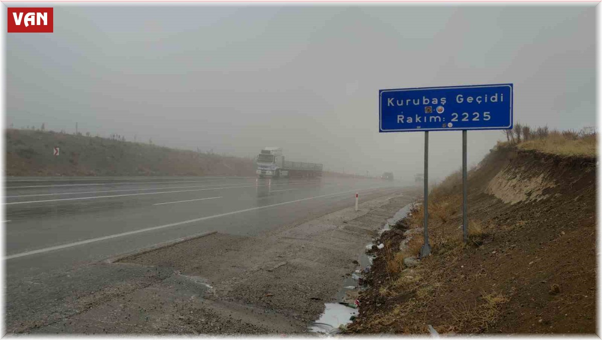 Van'da Kurubaş Geçidi'nde yağmur ve yoğun sis etkili oldu