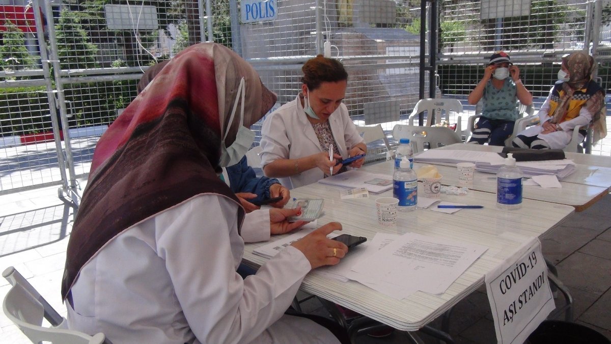 Van'da kurulan stantlarda 240 bin kişi aşı oldu