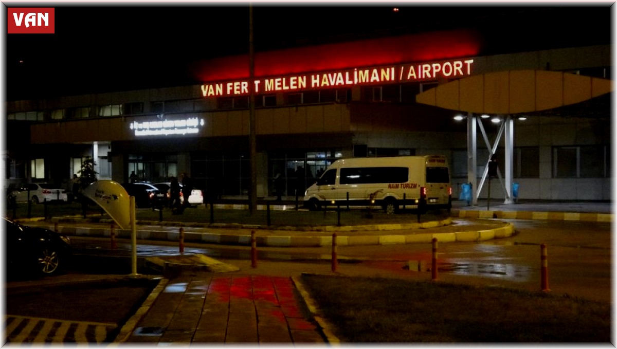 Van'da kuvvetli rüzgar: Uçak seferleri rötar yaptı