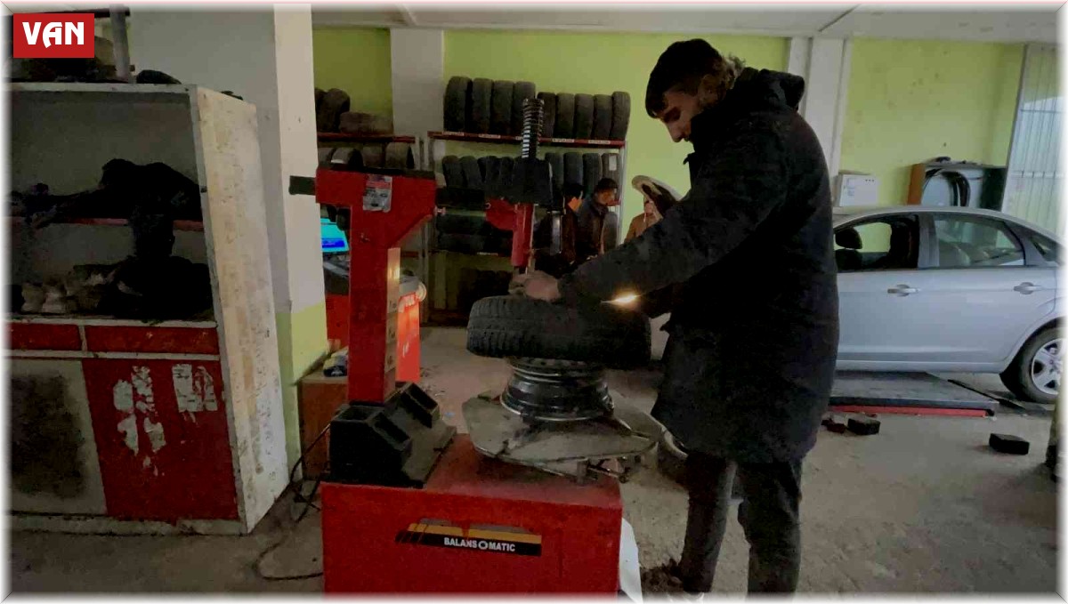 Van'da lastikçilerin kış mesaisi başladı