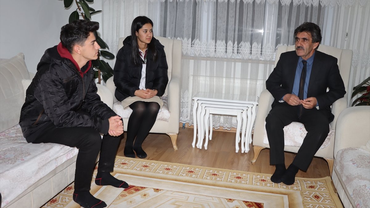 Van'da lise öğrencileri emekli öğretmenleri ziyaret ederek günlerini kutladı