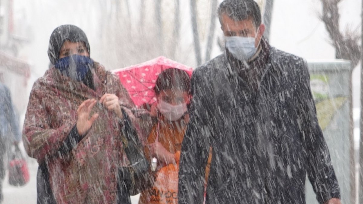 Van'da mart kapıdan baktırdı