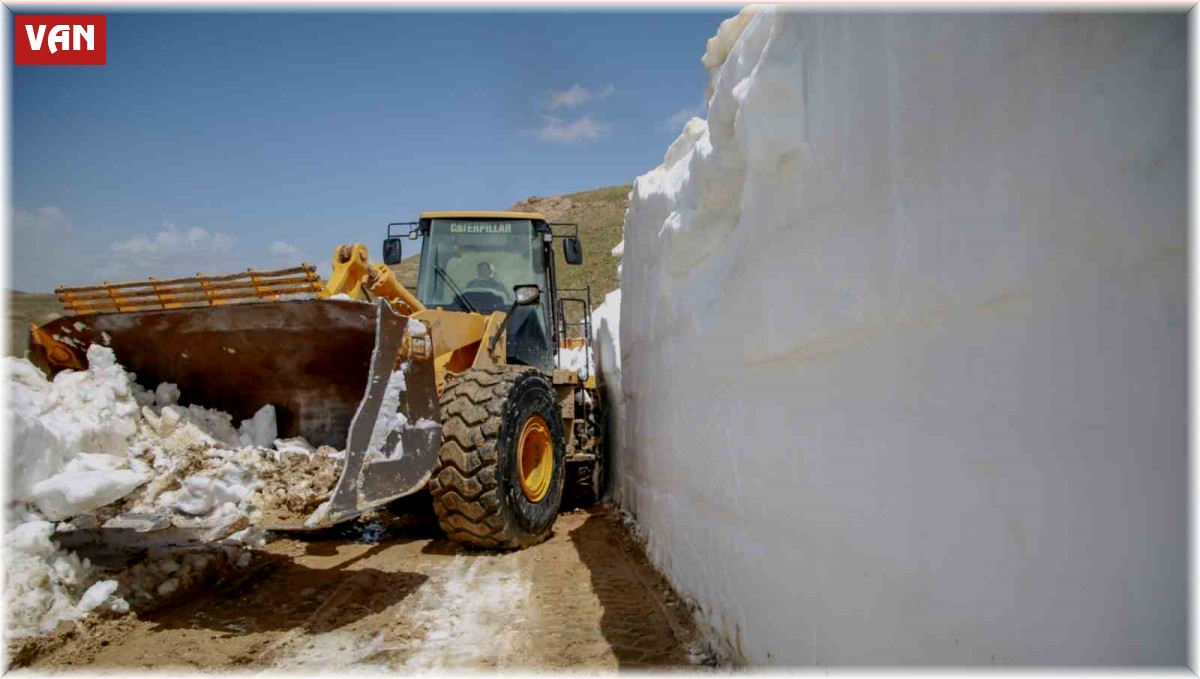 Van'da, Mayıs ayında 5 metreyi bulan karda yol açma çalışması