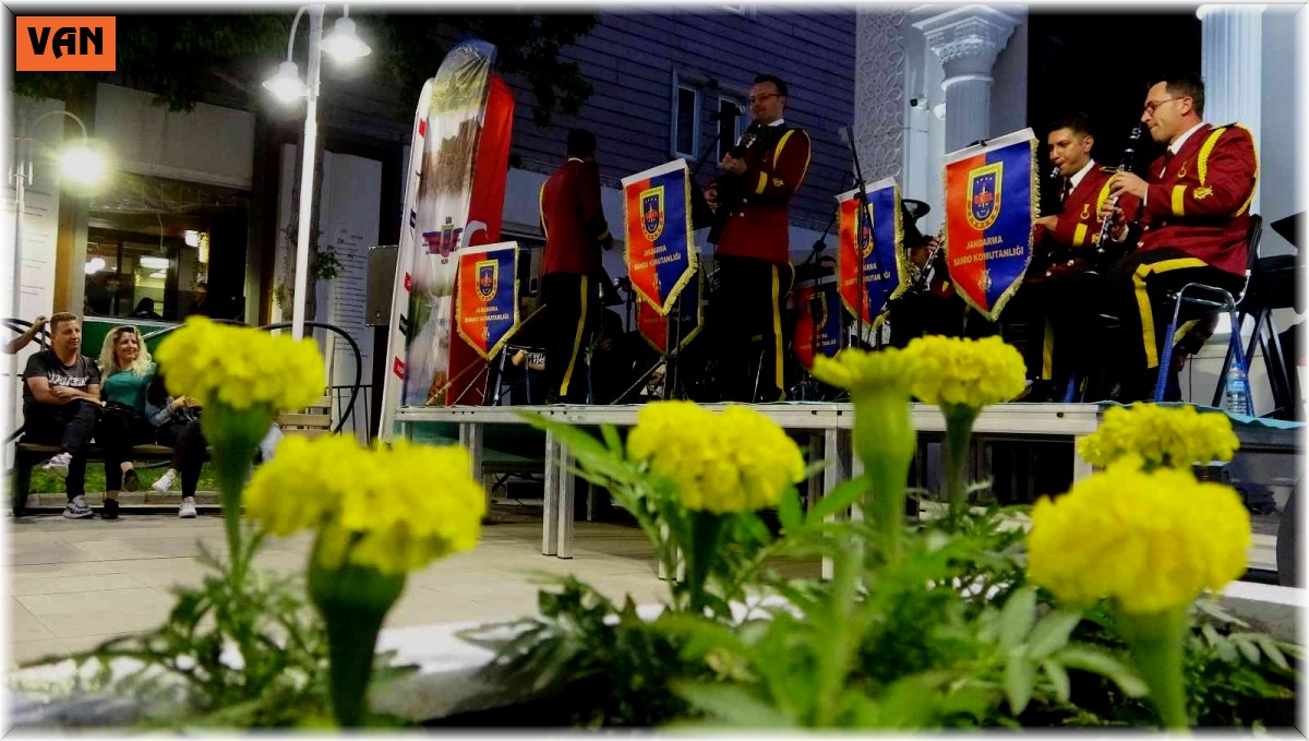 Van'da Mehmetçikten halka konser