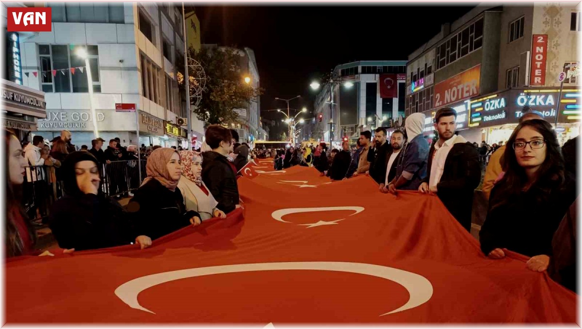 Van'da meşaleli Cumhuriyet yürüyüşü