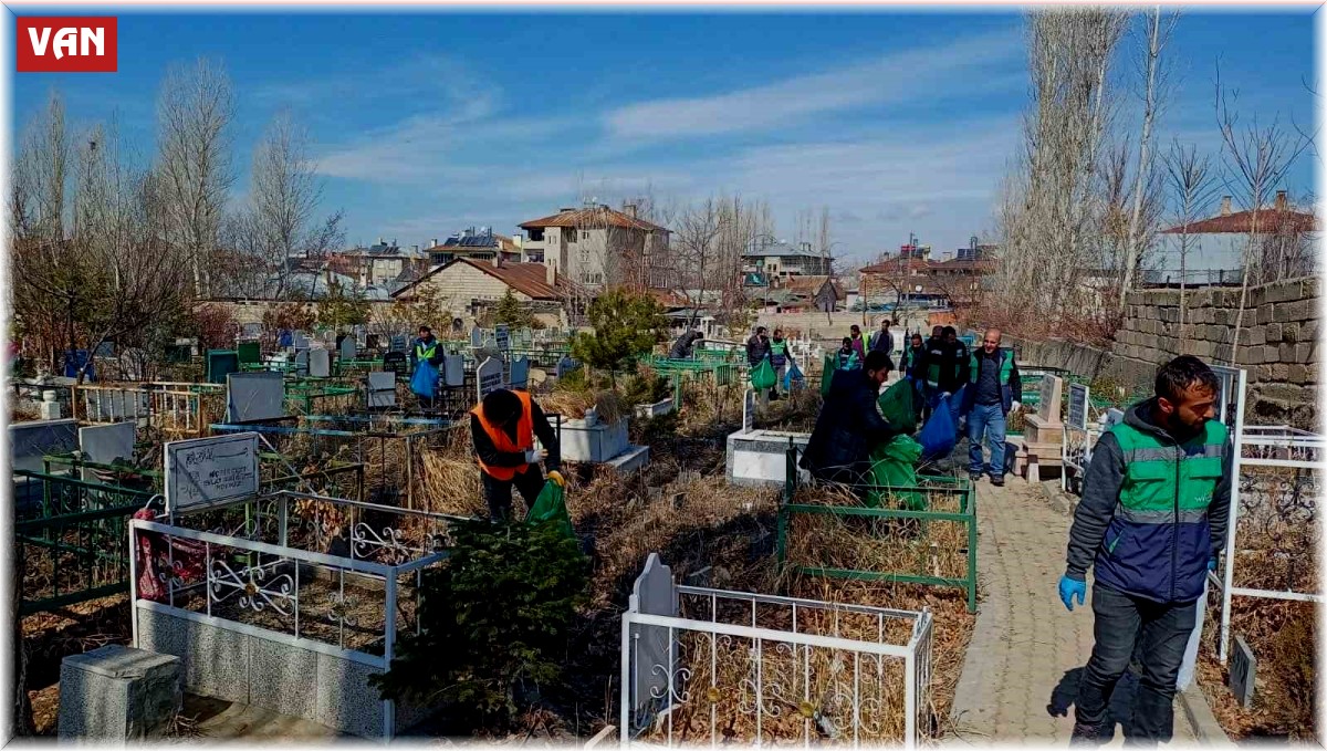 Van'da mezarlıklarda bahar temizliği